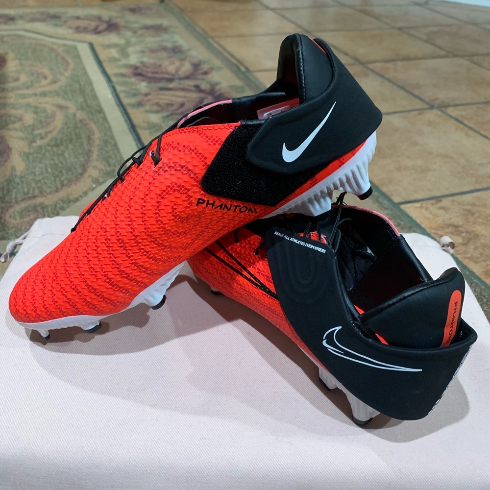 Nike Phantom GT2 Academy FlyEase Soccer Shoes